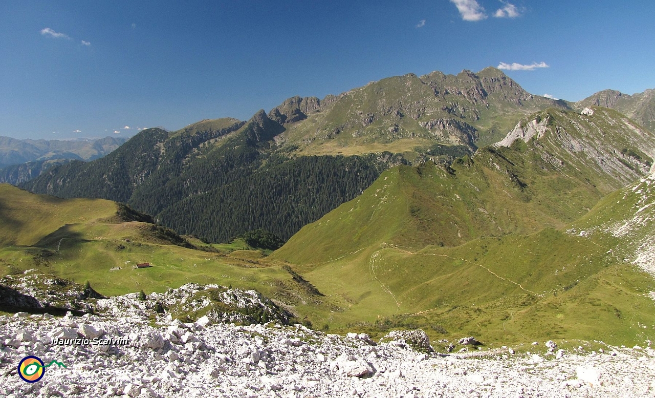 71 Panorama sulla zona Tre Pizzi - Pietra Quadra - Spondone....JPG